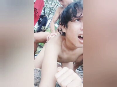 Me voy con este chico ala orilla  con brittanygreys